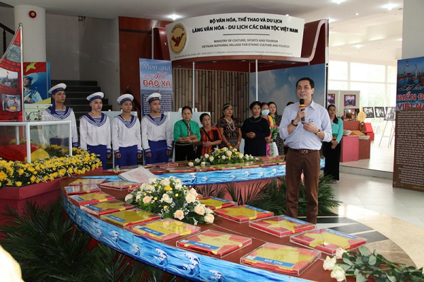 Poet Huu Viet, a member of the Vietnam Writers’ Association, enlightens visitors to the opening ceremony about memories from his trip to Truong Sa. (Photo: Vietnam National Village for Ethnic Culture and Tourism)