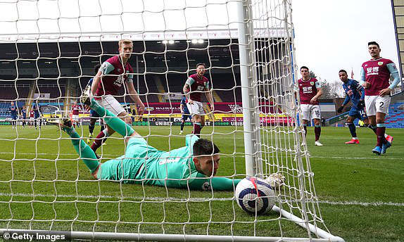 Burnley 1-1 Arsenal: Xhaka mắc lỗi, vận may ngoảnh mặt, Pháo thủ mất điểm tiếc nuối - Ảnh 2.