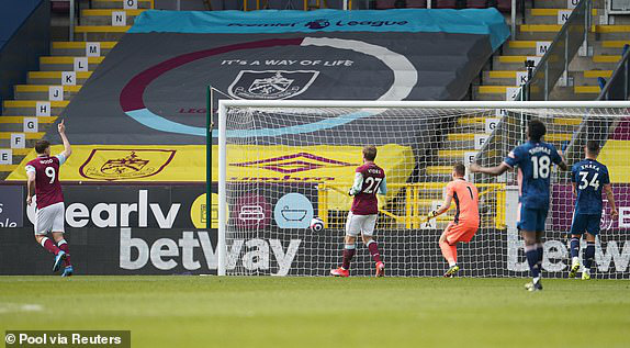 Burnley 1-1 Arsenal: Xhaka mắc lỗi, vận may ngoảnh mặt, Pháo thủ mất điểm tiếc nuối - Ảnh 3.