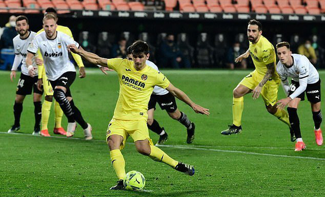 Valencia 2-1 Villarreal: Đội chủ nhà ngược dòng phút cuối - Ảnh 1.