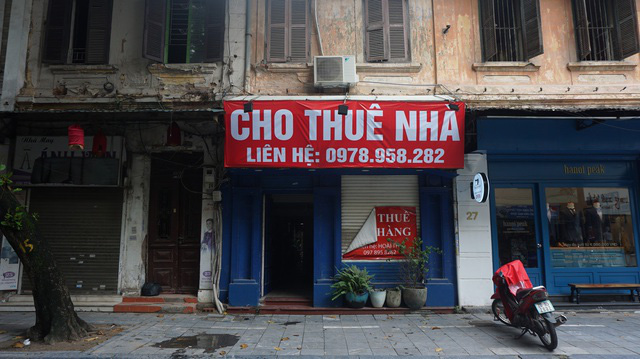 Nhiều “mặt tiền vàng” ở Hà Nội vẫn “cửa đóng, then cài” - Ảnh 1.