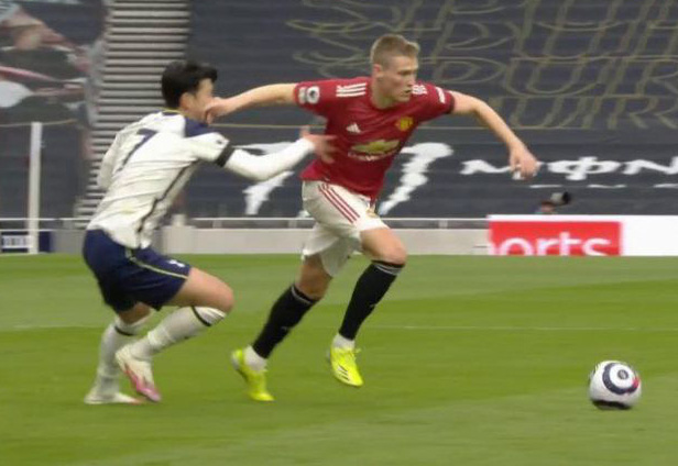 Solskjaer mỉa mai hành động diễn kịch của Son Heung-min - Ảnh 1.