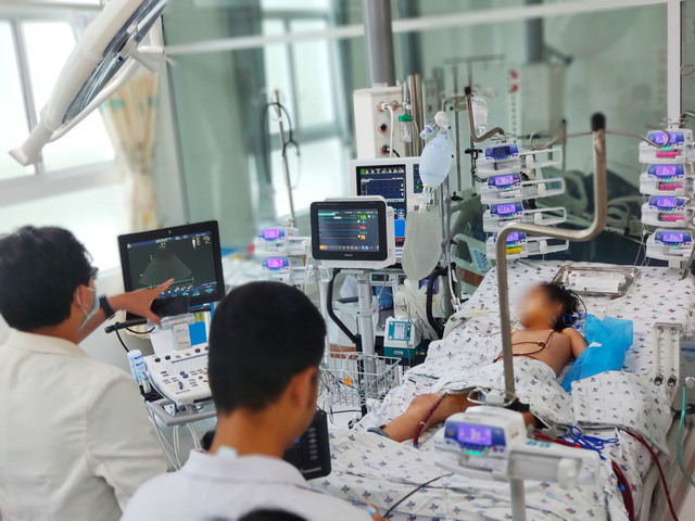 Can thiệp ECMO cứu bệnh nhi viêm cơ tim, sốc tim nguy kịch - Ảnh 1.