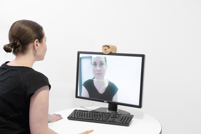 Chiếc webcam kì dị có thiết kế giống mắt người, biết chớp mắt, liếc nhìn - Ảnh 4. Chiếc webcam kì dị có thiết kế giống mắt người, biết chớp mắt, liếc nhìn - Ảnh 4.