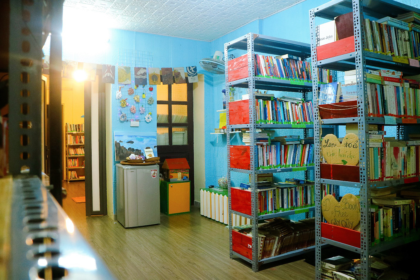 Kh&ocirc;ng muốn s&aacute;ch chết, thanh ni&ecirc;n trẻ mở thư viện miễn ph&iacute; giữa l&ograve;ng thủ đ&ocirc; - Ảnh 1.