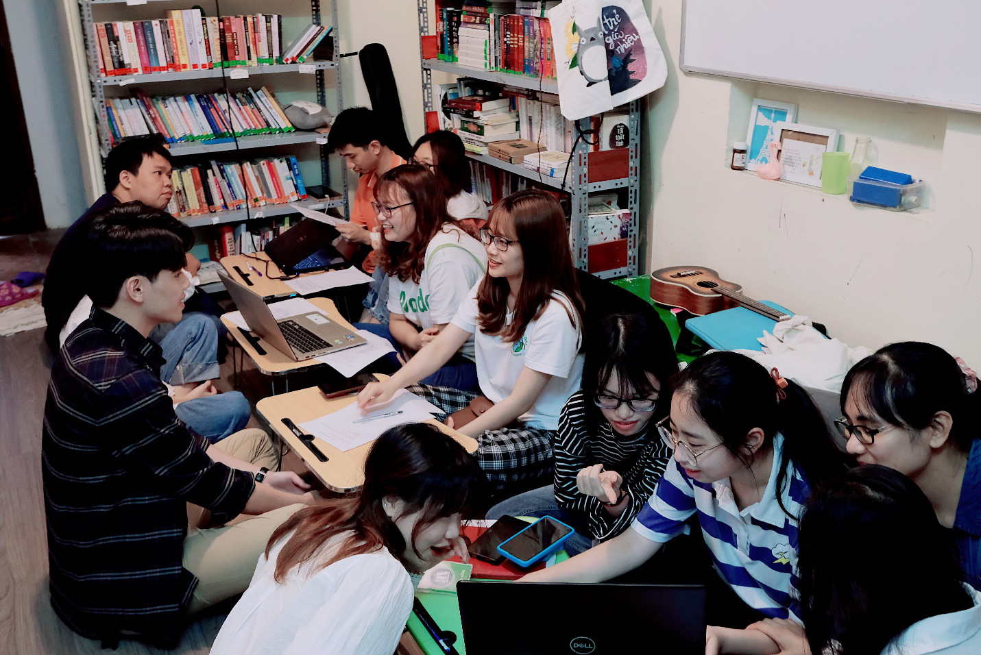 Kh&ocirc;ng muốn s&aacute;ch chết, thanh ni&ecirc;n trẻ mở thư viện miễn ph&iacute; giữa l&ograve;ng thủ đ&ocirc; - Ảnh 9.