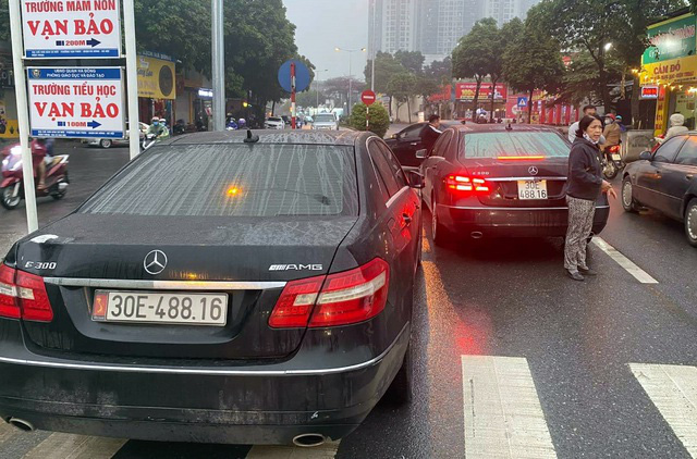 Vụ 2 xe sang Mercedes E300 trùng biển số: Lộ đường dây mua bán xe không giấy tờ - Ảnh 1.