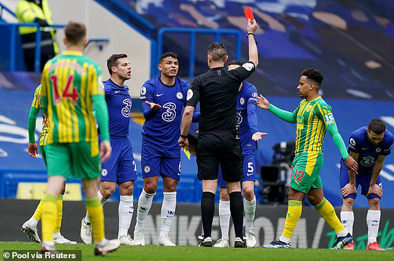 Chelsea 2-5 West Brom: Tấm thẻ đỏ tai hại của Thiago Silva - Ảnh 1.