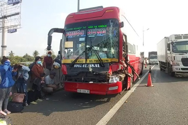 Xe khách tông xe tải lật ngang, dưa hấu lăn lóc trên cao tốc - Ảnh 3.