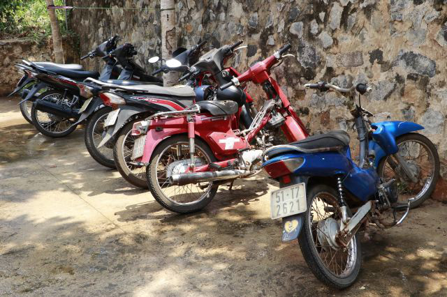 Đêm tối, hai nhóm thanh niên hẹn ở rừng cao su “đấu” mã tấu, roi điện - Ảnh 2. Đêm tối, hai nhóm thanh niên hẹn ở rừng cao su “đấu” mã tấu, roi điện - Ảnh 2.