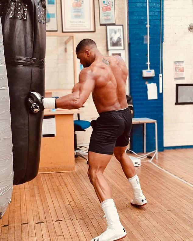 Anthony Joshua bắt đầu tập luyện với cường độ cao - Ảnh 1.