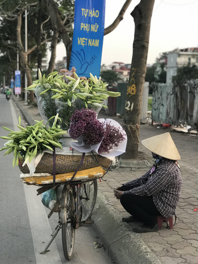 Nữ hoàng tháng 4 ồ ạt xuống phố, tiểu thương lãi tiền triệu mỗi ngày - Ảnh 2.