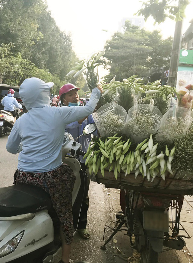 Nữ hoàng tháng 4 ồ ạt xuống phố, tiểu thương lãi tiền triệu mỗi ngày - Ảnh 3.