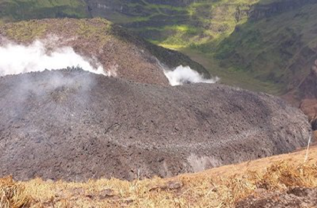 Núi lửa La Soufriere phun trào, đảo quốc Saint Vincent sơ tán hàng nghìn người - Ảnh 1.