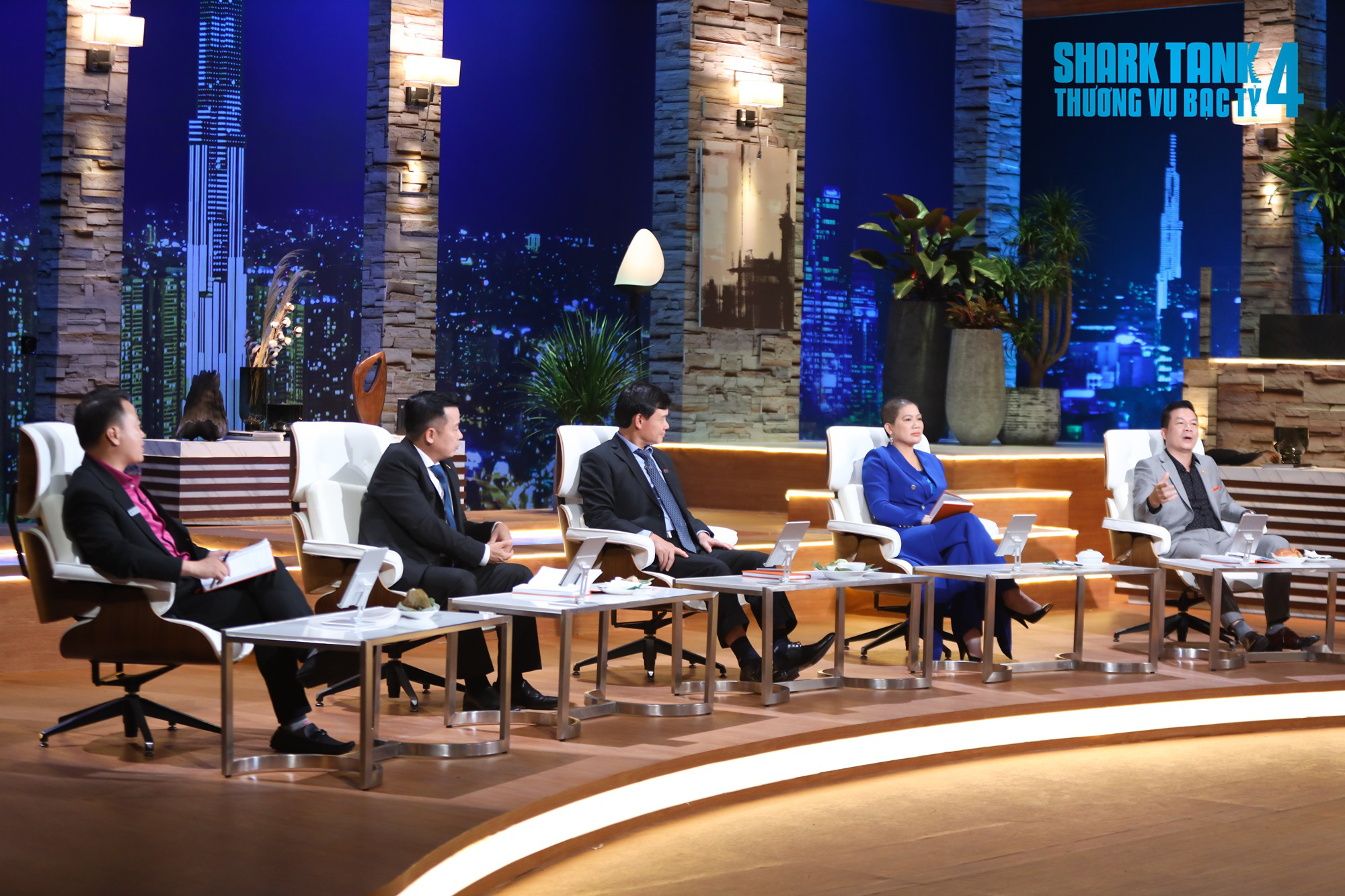 Shark Tank Việt Nam: Shark Ph&uacute; chốt deal 2 tỷ với startup kh&oacute;a chống trộm xe m&aacute;y - Ảnh 3.