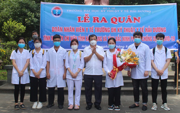 267 cán bộ, sinh viên Đại học Kỹ thuật Y tế Hải Dương hỗ trợ tỉnh Bắc Ninh, Bắc Giang phòng, chống dịch - Ảnh 1.