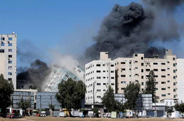 Tòa nhà của hãng tin AP và Al Jazeera tại Dải Gaza bị đánh sập, 12 phóng viên thoát chết trong gang tấc - Ảnh 2.