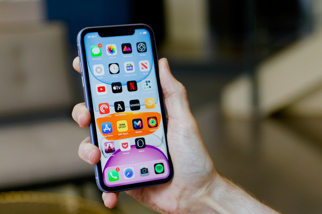 Liên tục giảm giá, iPhone 11, XS Max hàng cũ được nhiều người săn đón - Ảnh 2.