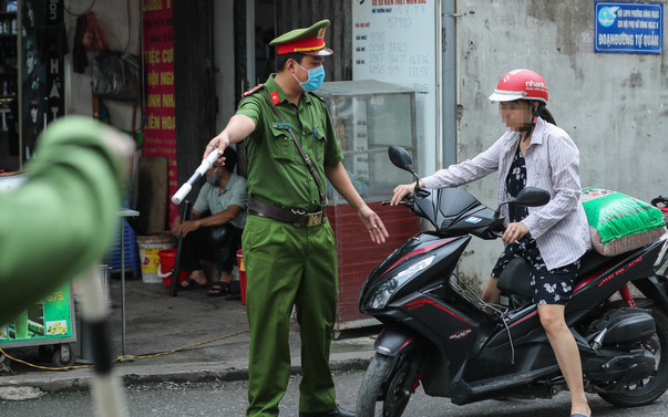 Hà Nội mạnh tay phạt người không đeo khẩu trang - Ảnh 1.