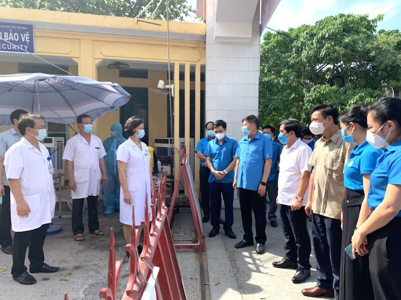 
Leaders of the Vietnam General Confederation of Labour visit and present financial support worth VND100 million to the Thai Binh Provincial General Hospital, Thai Binh Province, May 21, 2021. (Photo: NDO/Phuc Quan) 
