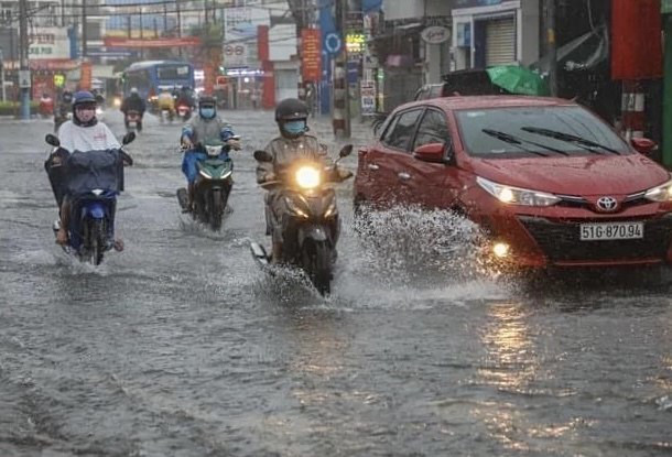 Nhiều nơi ở TP Hồ Chí Minh ngập nặng do mưa lớn - Ảnh 1.