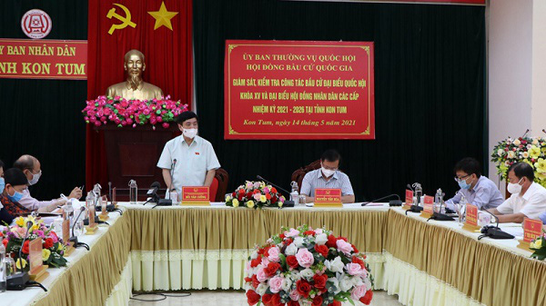 
PCC member, NA Secretary General, Chairman of the NA Office and Chief of the NEC Office Bui Van Cuong inspects preparations for the upcoming elections of the NA and People’s Councils at all levels for the 2021-2026 term.
