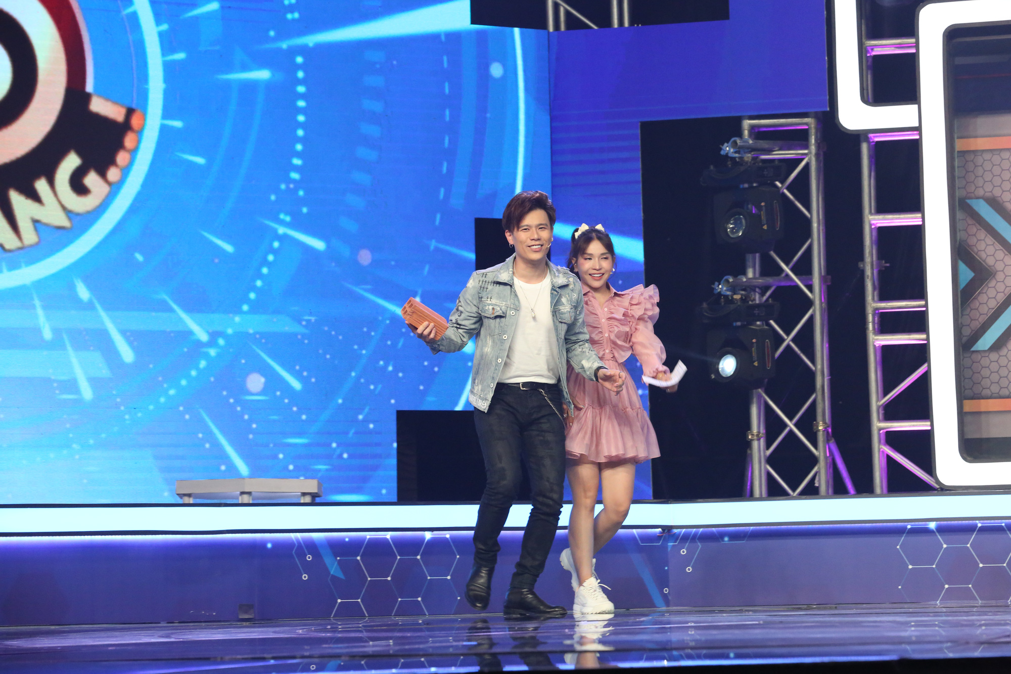 Bộ 3 si&ecirc;u đẳng: Trần Anh Huy vừa chơi dơ, vừa ăn vạ bị MC đuổi về - Ảnh 4.