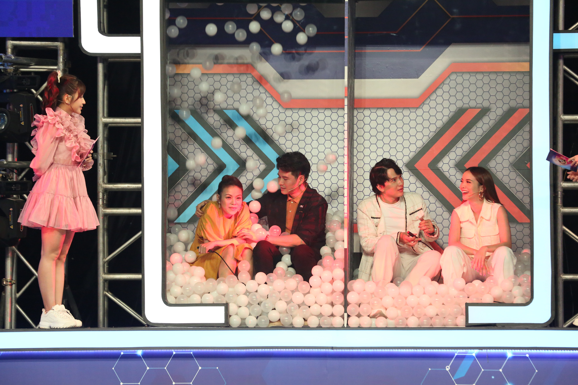 Bộ 3 si&ecirc;u đẳng: Trần Anh Huy vừa chơi dơ, vừa ăn vạ bị MC đuổi về - Ảnh 3.