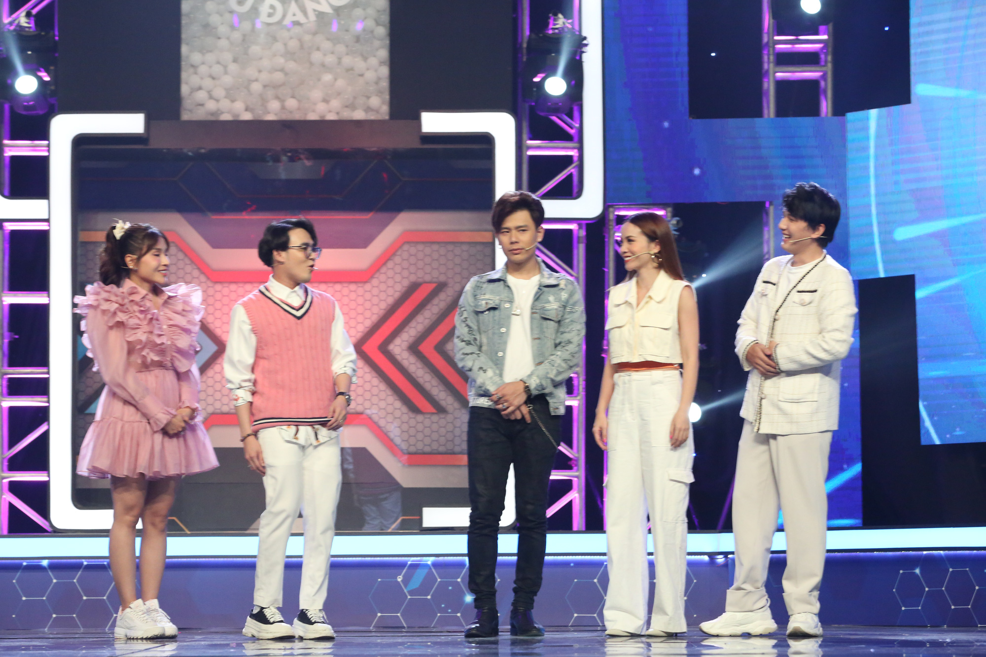 Bộ 3 si&ecirc;u đẳng: Trần Anh Huy vừa chơi dơ, vừa ăn vạ bị MC đuổi về - Ảnh 2.