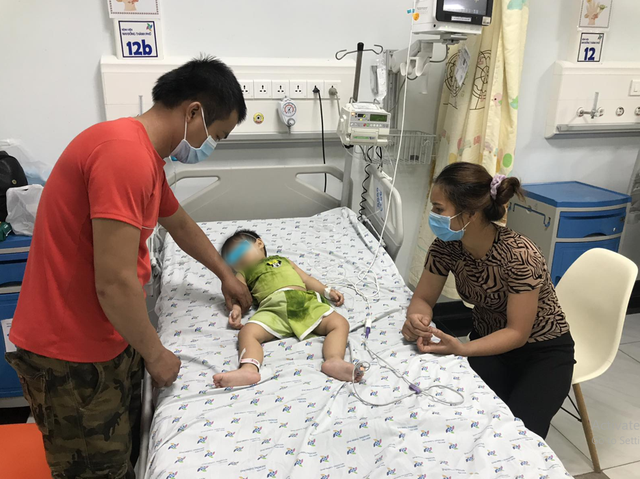 Hi hữu: Bé gái 15 tháng nuốt 7 mảnh dao lam vào bụng - Ảnh 1. Hi hữu: Bé gái 15 tháng nuốt 7 mảnh dao lam vào bụng - Ảnh 1.