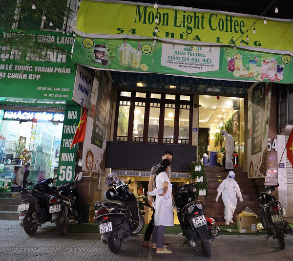 Phong tỏa con hẻm nơi ở của bác sĩ nhiễm COVID-19 trên phố Kim Mã - Ảnh 1.