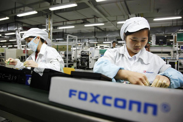 Foxconn tăng lương thưởng để dụ dỗ nhân viên trước mùa sản xuất iPhone 13 - Ảnh 1.