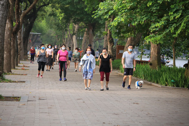 Hà Nội đóng cửa công viên phòng dịch COVID-19, người dân lại tràn ra vỉa hè… tập thể dục - Ảnh 2.