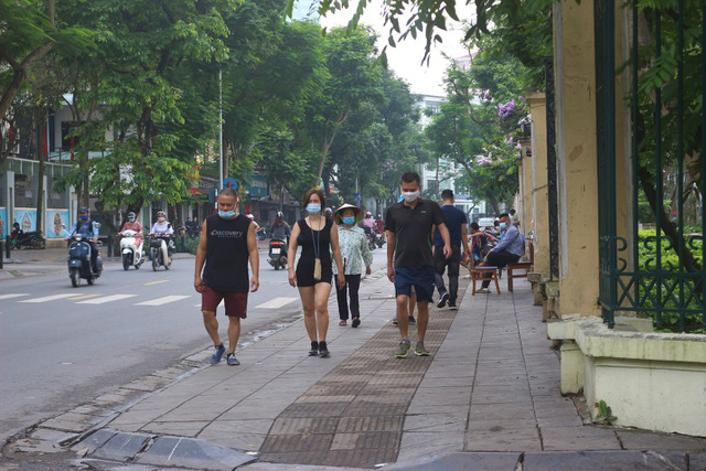 Hà Nội đóng cửa công viên phòng dịch COVID-19, người dân lại tràn ra vỉa hè… tập thể dục - Ảnh 5.