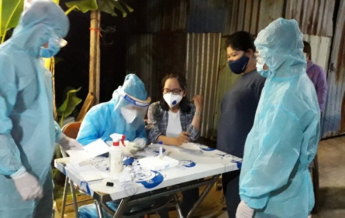 
Conduct tracing and collecting samples for COVID-19 testing in Hoc Mon, Ho Chi Minh City. (Photo: NDO/Manh Hao)
