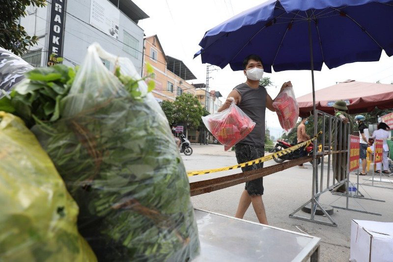 
Providing food for people at a medical isolation area in Bac Giang province. (Photo: NDO/Tue Lam)
