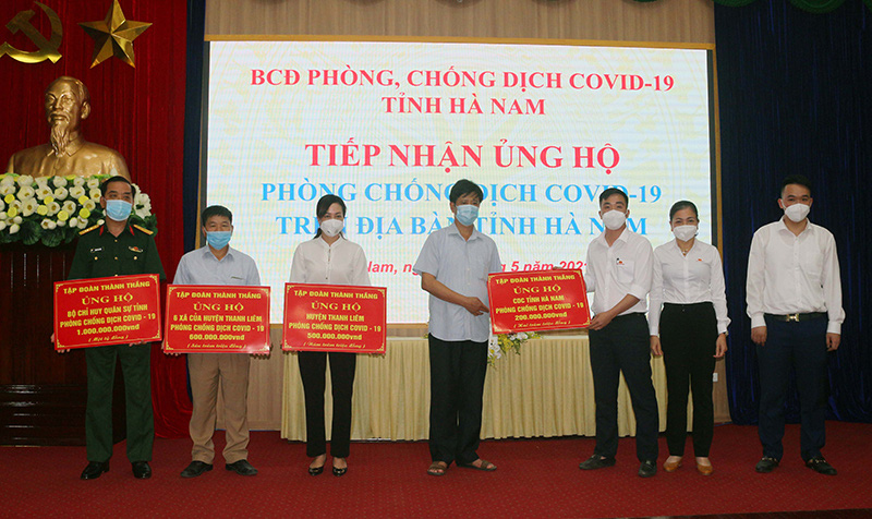 
Businesses donate VND3.3 billion to support Ha Nam province in the prevention and control of COVID-19 on May 26, 2021. (Photo: NDO/Dao Phuong)
