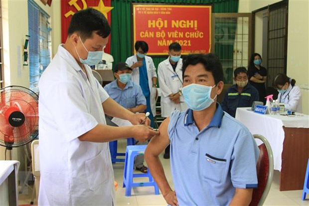 “Tấm khiên” vaccine nhìn từ chuyện nhân viên y tế dương tính với SARS-CoV-2 - Ảnh 2.