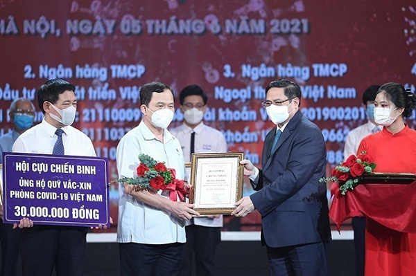 
Prime Minister Phạm Minh Chinh (right) presents certificates of merit to donors to the COVID-19 Vaccine Fund at the fund’s launch ceremony in Hanoi on June 5. (Photo: VNA)
