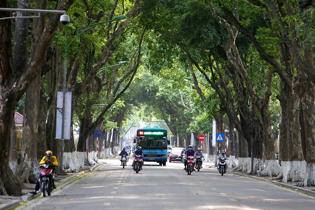 Hà Nội giảm nhiệt độ trong ngày đầu mở cửa trở lại một số dịch vụ - Ảnh 1.