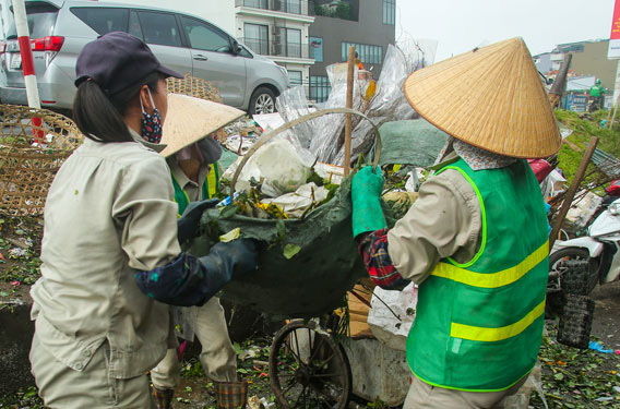 Bắt đầu trả lương cho công nhân vệ sinh môi trường - Ảnh 1.