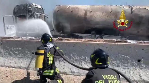 Tai nạn ô tô liên hoàn trên cao tốc Italy, các phương tiện bị cháy rụi, 2 người tử vong - Ảnh 3.