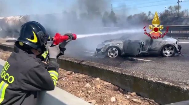 Tai nạn ô tô liên hoàn trên cao tốc Italy, các phương tiện bị cháy rụi, 2 người tử vong - Ảnh 2.