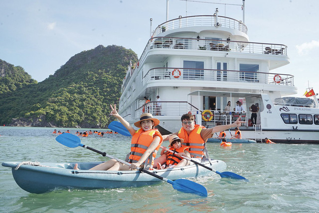 Quảng Ninh mở lại bãi tắm, hoạt động tập trung đông người có kiểm soát - Ảnh 1.