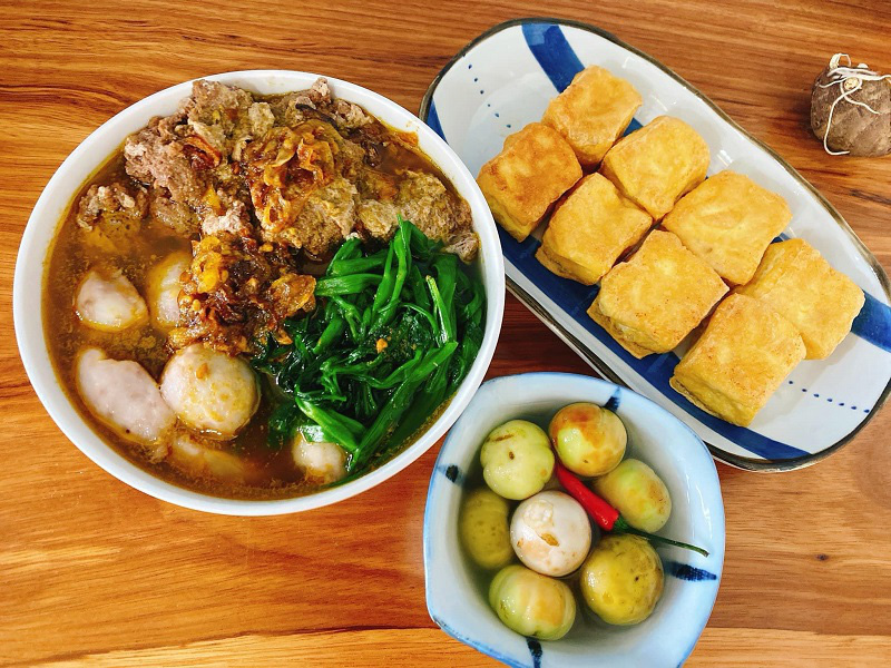 
The pickled eggplant has the best taste when being eaten with rice-field-crab soup. Photo: Thu Tran
