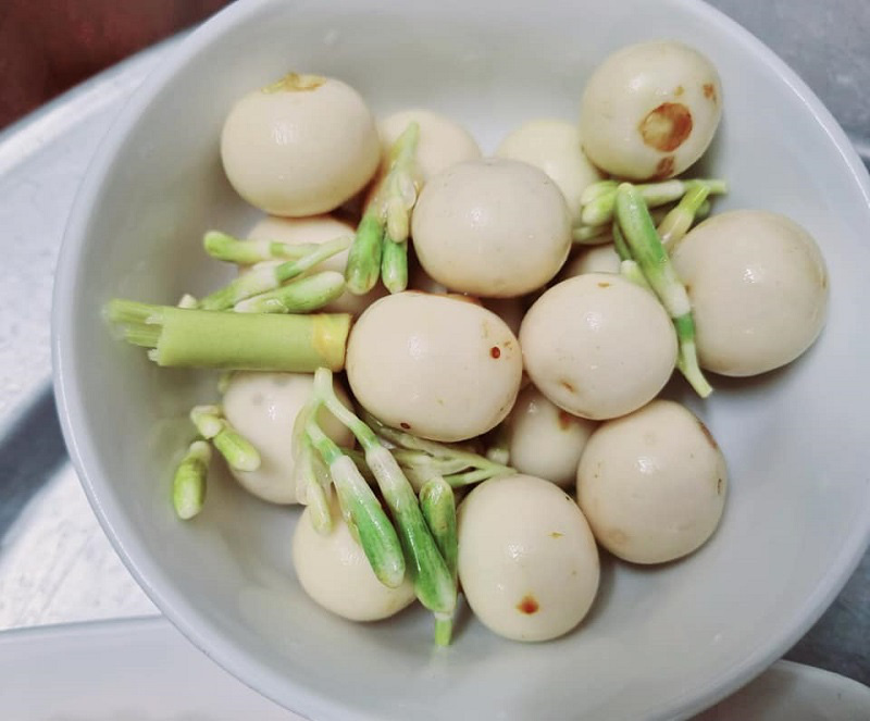 
A wonderful Vietnamese side dish: the pickled eggplants with galingale flowers. Photo: Thu Tran
