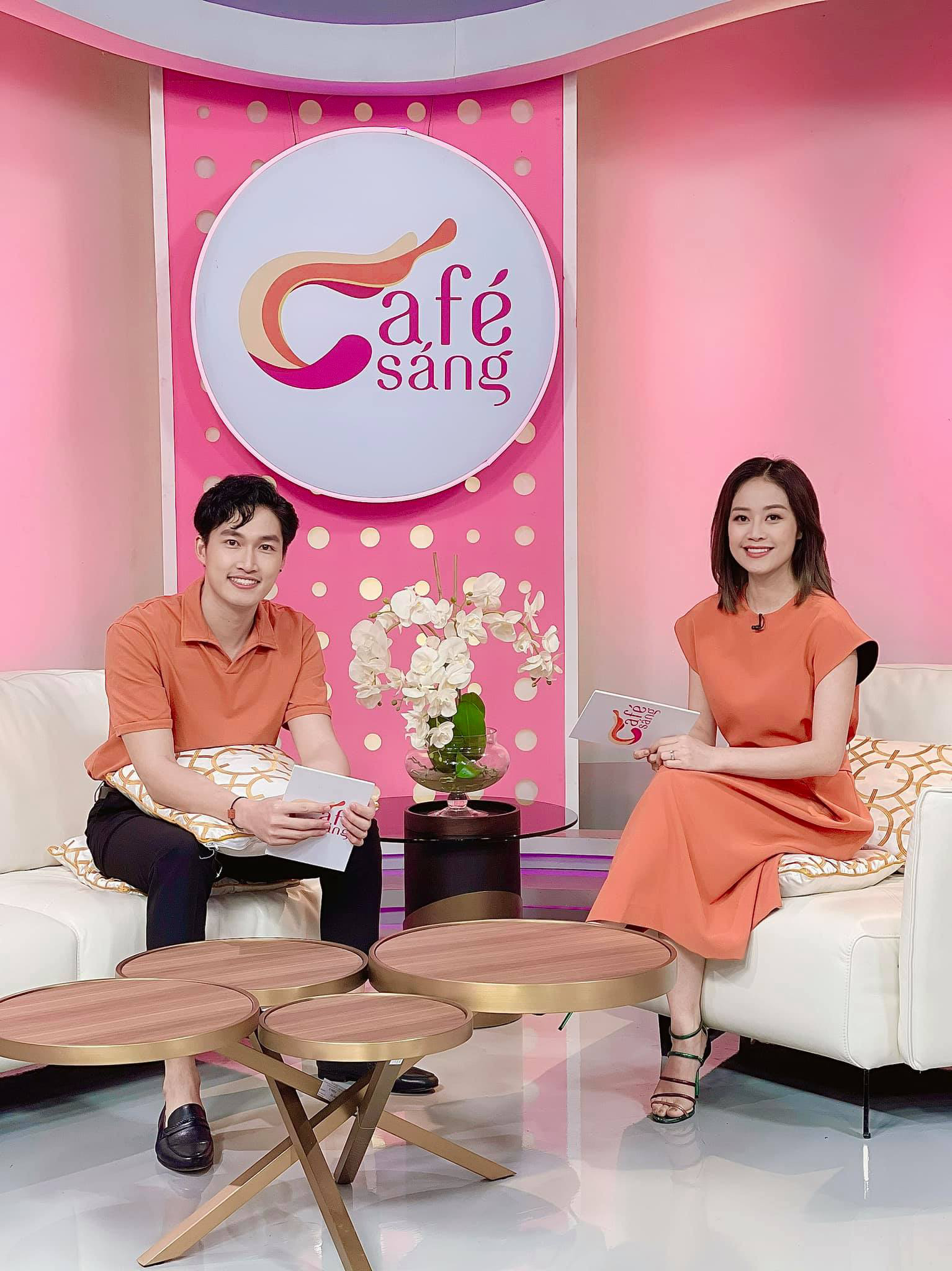 MC Ph&iacute; Linh khoe trang phục m&ugrave;a h&egrave; m&aacute;t mắt - Ảnh 14.