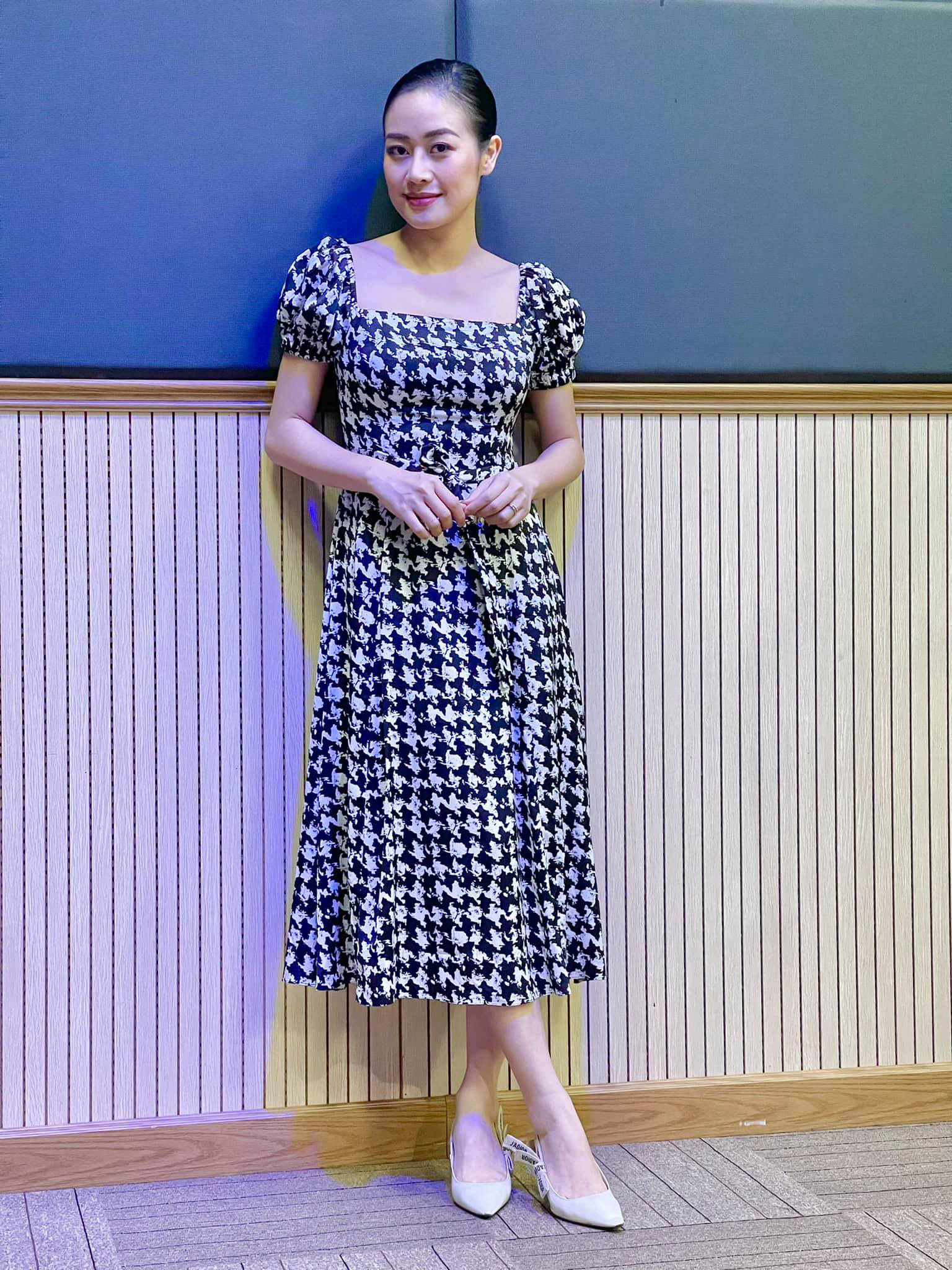 MC Ph&iacute; Linh khoe trang phục m&ugrave;a h&egrave; m&aacute;t mắt - Ảnh 9.