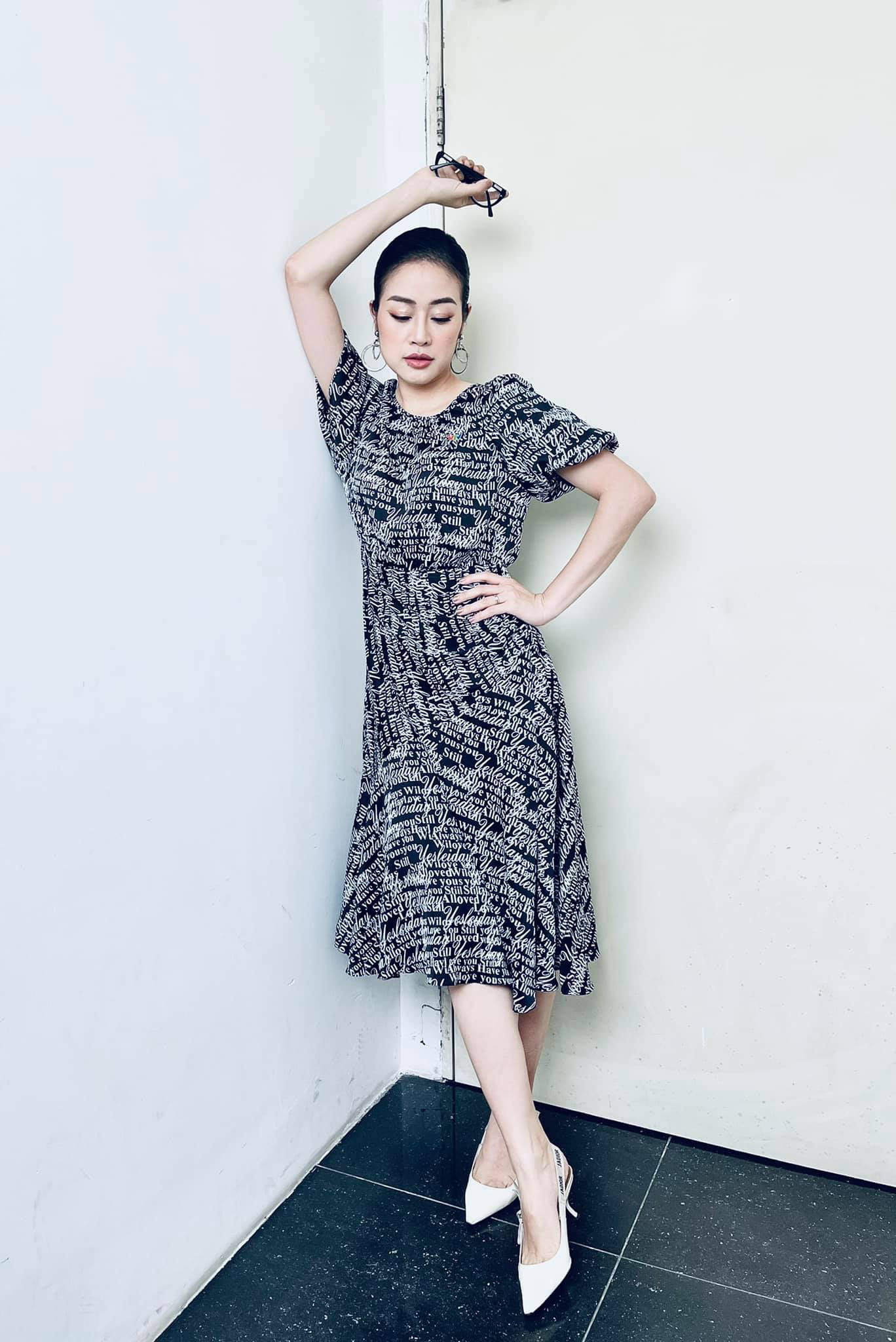 MC Ph&iacute; Linh khoe trang phục m&ugrave;a h&egrave; m&aacute;t mắt - Ảnh 5.