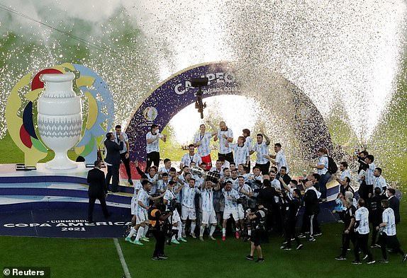 Brazil 0-1 Argentina: Messi có danh hiệu đầu tiên cùng ĐTQG (Chung kết Copa America 2021) - Ảnh 6.